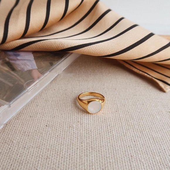 18K Gold Plated Mother of Pearl Signet Ring - Picture 3 of 4